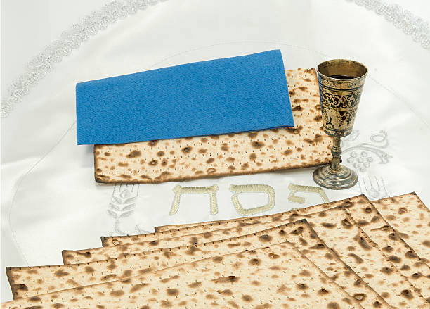 atributos de pessach judaico usado em sedher - seder plate horizontal blue white - fotografias e filmes do acervo