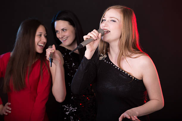 emocional música - singing singer teenager contest imagens e fotografias de stock