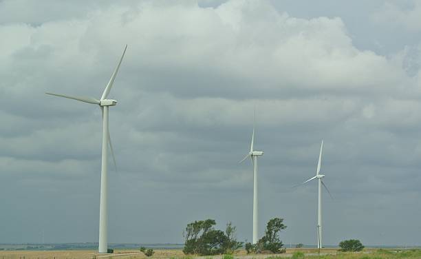 produkcję wież wiatrowych na blustery dzień - blustery zdjęcia i obrazy z banku zdjęć