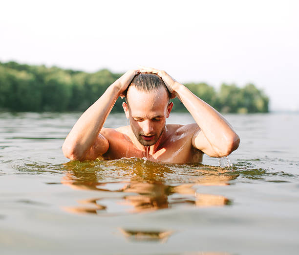 istock Young man bathing in a lake 485167475