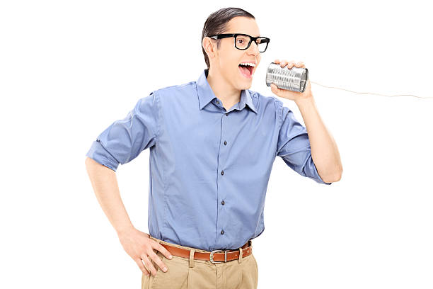un homme parle à un téléphone en boîte de conserve - tin can phone photos et images de collection