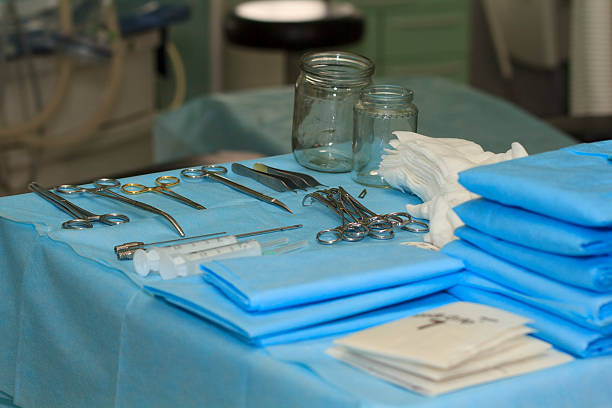 surgical instruments sur la table - sterilely photos et images de collection