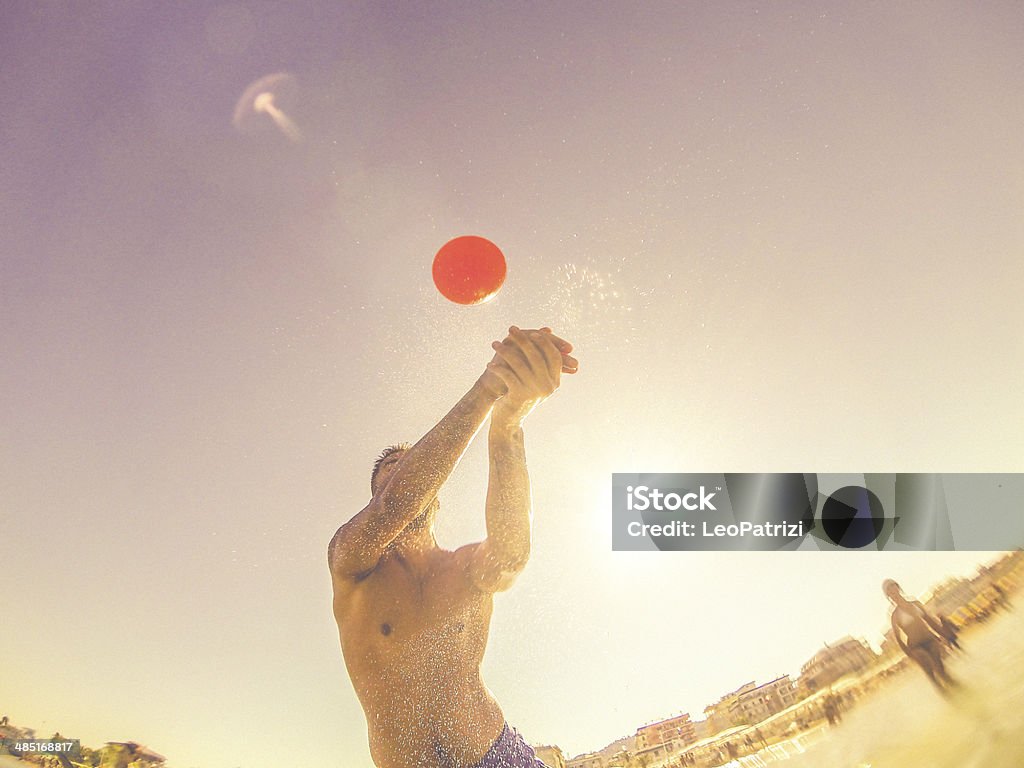 Pessoas jogando e mar ondas na água - Foto de stock de Ponto de Vista de Filmagem royalty-free