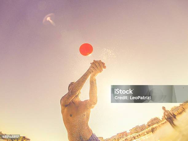 Foto de Pessoas Jogando E Mar Ondas Na Água e mais fotos de stock de Ponto de Vista de Filmagem - Ponto de Vista de Filmagem, Voleibol, Vôlei de Praia