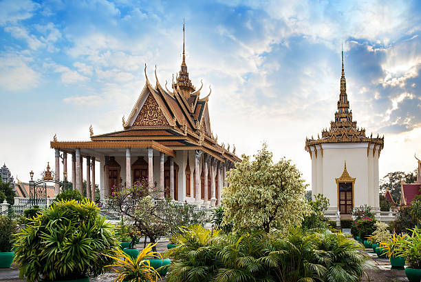 シルバーの塔、王宮、プノンペン、カンボジアの観光スポットです。 - cambodia khmer architecture outdoors ストックフォトと画像