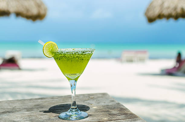 margarita de cocktail fresco sobre uma mesa no tropical praia de areia - margarita cocktail beach fruit imagens e fotografias de stock