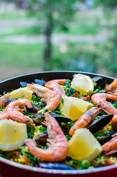 detalhe clássico paella de frutos do mar com camarão, mexilhões e legumes - casserole rice single object close up - fotografias e filmes do acervo