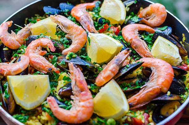 close up классического морепродукты паэлья с улитками, креветки и овощи - casserole rice single object close up стоковые фото и изображения