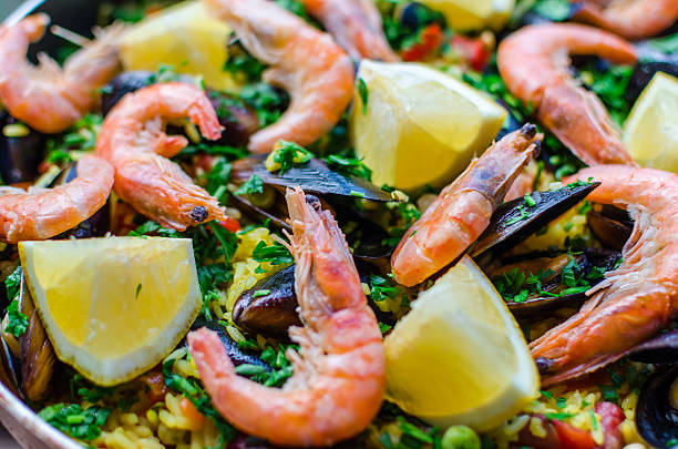 detalhe clássico paella de frutos do mar com camarão, mexilhões e legumes - casserole rice single object close up - fotografias e filmes do acervo