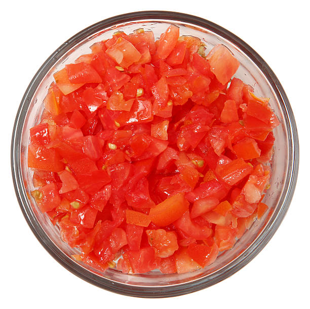 ガラスのボウルのみじん切りのトマト、トップにホワイトの眺め ストック��フォト
