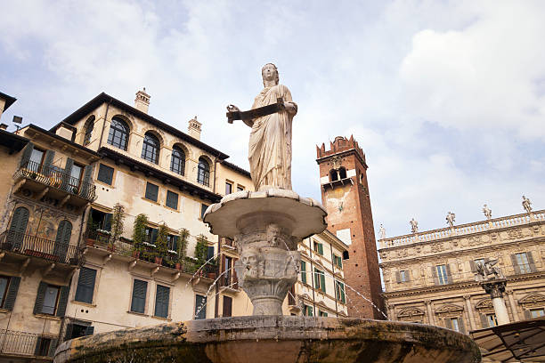 madonna verona fuente en piazza delle erbe, verona, italia - verona italy veneto europe day fotografías e imágenes de stock