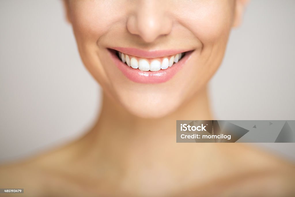 Hermosa sonrisa - Foto de stock de Mujeres libre de derechos