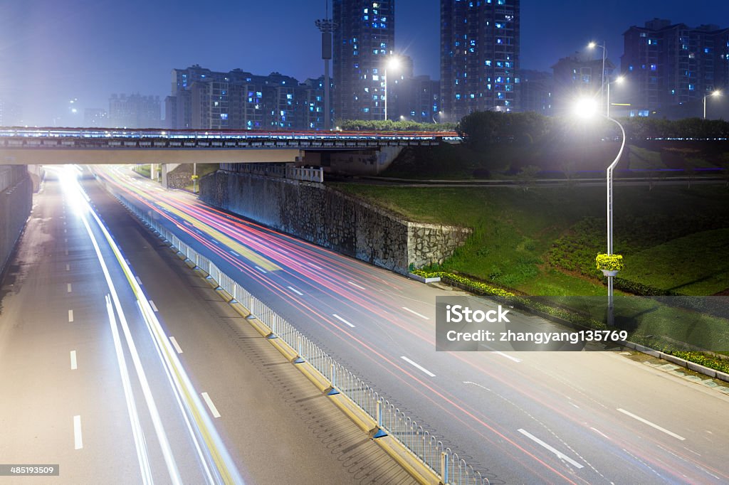 Carretera vacía en la noche - Foto de stock de Aire libre libre de derechos