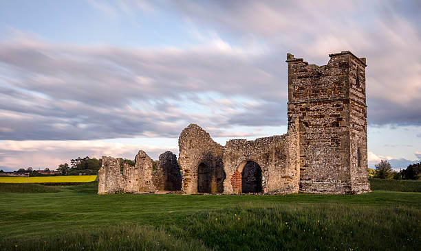 разрушенный церковь - knowlton church стоковые фото и изображения