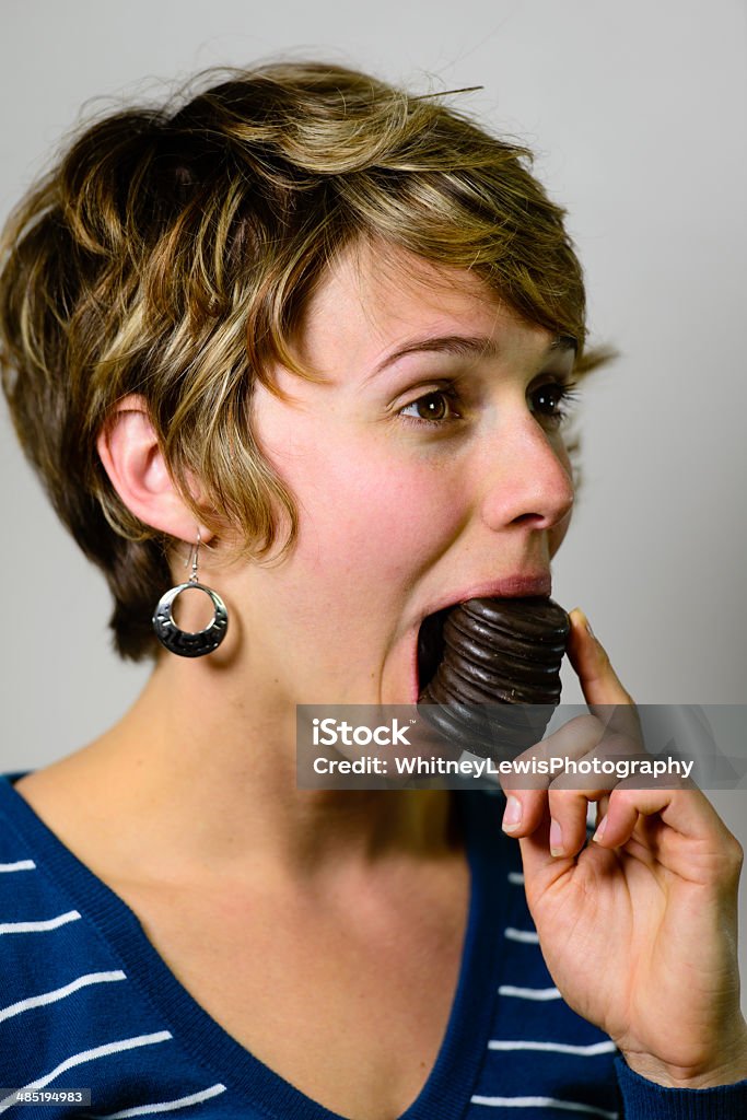 Mouthful de galletas de Chocolate - Foto de stock de 20 a 29 años libre de derechos
