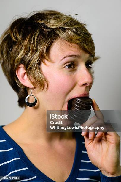 Mouthful De Galletas De Chocolate Foto de stock y más banco de imágenes de 20 a 29 años - 20 a 29 años, 20-24 años, Adulto