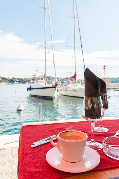 café no mediterrâneo harbour - dining nautical vessel recreational boat europe imagens e fotografias de stock