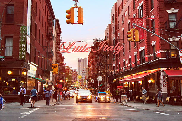 benvenuti a little italy - dusk people manhattan new york city foto e immagini stock