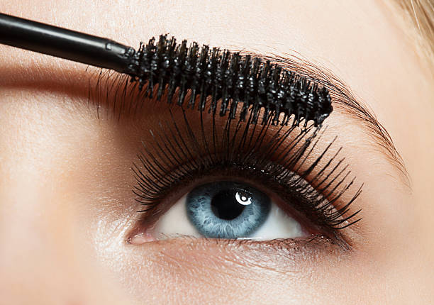 maquilhagem de olho azul com longa lashes com rímel preto - make up cosmetics women make up brush imagens e fotografias de stock