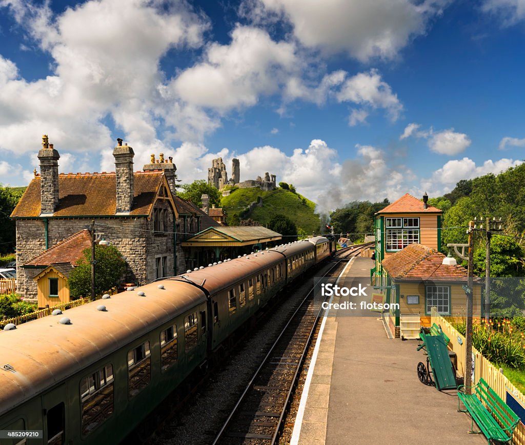 スチーム列車で Corfe 城駅 - 自然の景観のロイヤリティフリーストックフォト