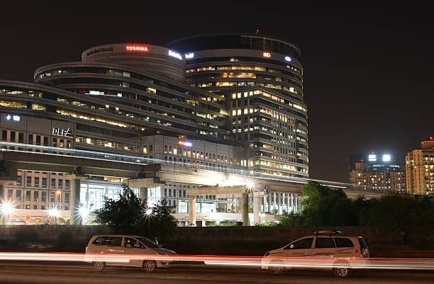 gurgaon célèbre complexe de bureaux dlf - lighting equipment office building night city photos et images de collection