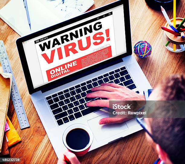 Photo libre de droit de Numérique Menace Davertissement De Virus En Ligne Concept Internet banque d'images et plus d'images libres de droit de Phishing