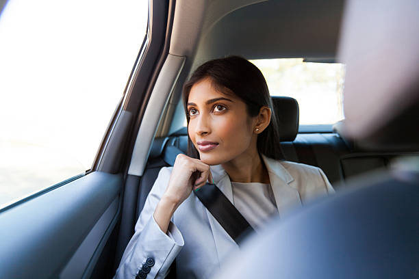 giovane indiano e donna d'affari seduto in auto - taxi travel business women foto e immagini stock