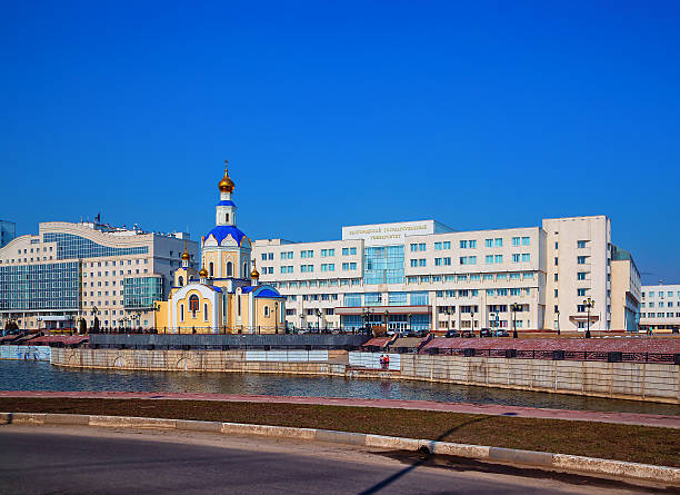 embankment der kleinstadt belgorod russland frühling - belgorod stock-fotos und bilder