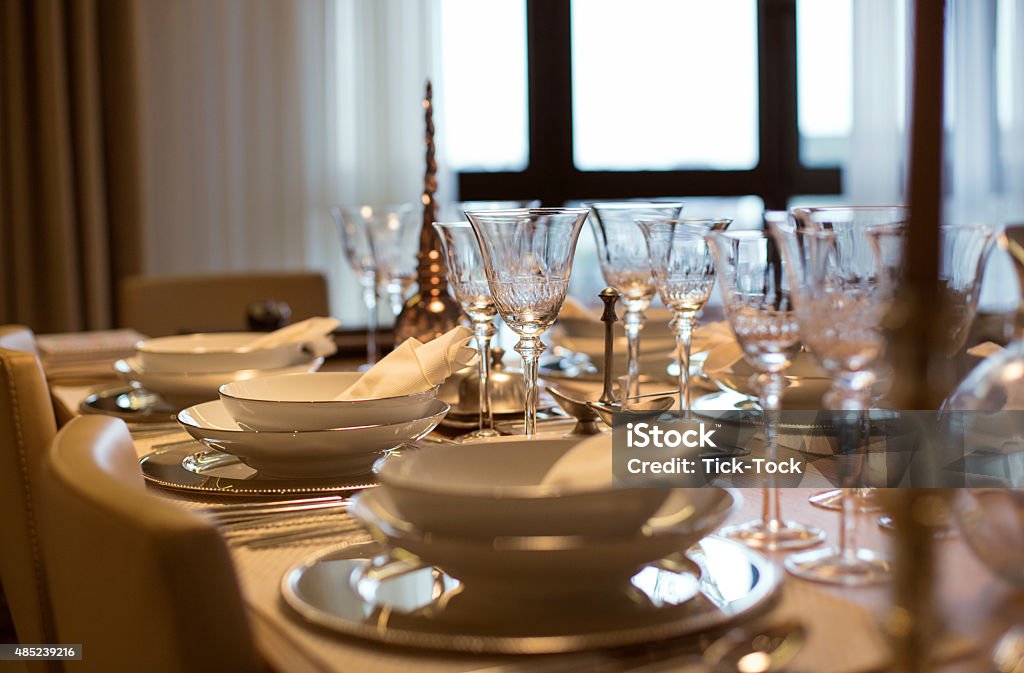 MESA DE COMEDOR - Foto de stock de Cena con amigos libre de derechos