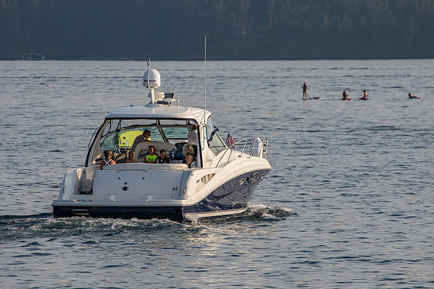 kreuzfahrt bei sonnenuntergang auf lakecoeur d'alene - sailing nautical vessel family lake stock-fotos und bilder