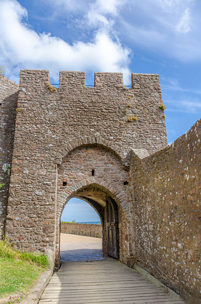 горей замок, джерси, нормандские острова - medieval castle gate portcullis стоковые фото и изображения