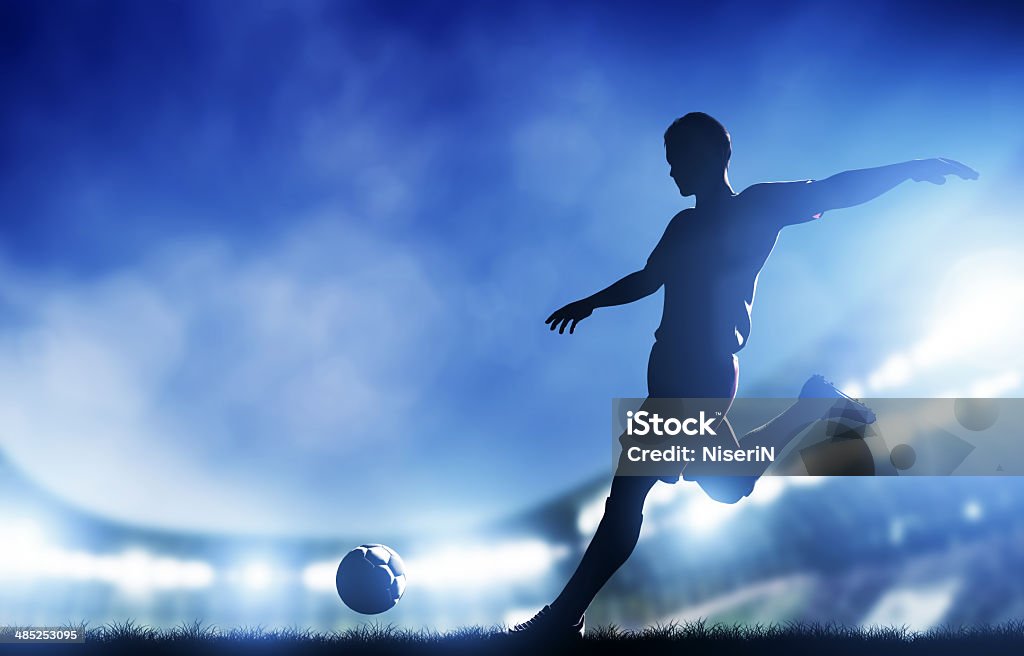 Jogador de futebol chuta a bola se prepara para a gol - Foto de stock de Futebol royalty-free