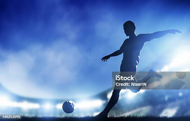 Foto de Jogador De Futebol Chuta A Bola Se Prepara Para A Gol e mais fotos de stock de Futebol