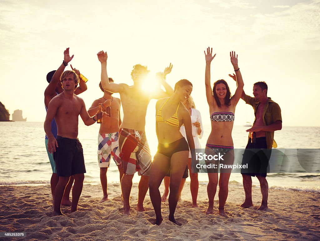 Grupo de personas que Fiesta en la playa - Foto de stock de Concierto libre de derechos