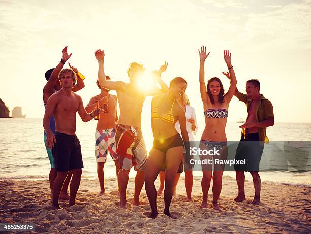 Grupo De Personas Que Fiesta En La Playa Foto de stock y más banco de imágenes de Concierto - Concierto, Playa, Africano-americano