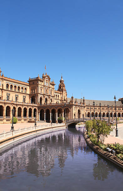 포토서제스트 캐널 있는 플라자 드 에스파냐, 스페인 - plaza de espana seville victorian architecture architectural styles 뉴스 사진 이미지