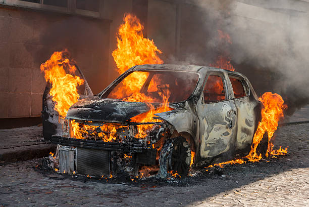 bruciare noleggio auto - car fire accident land vehicle foto e immagini stock