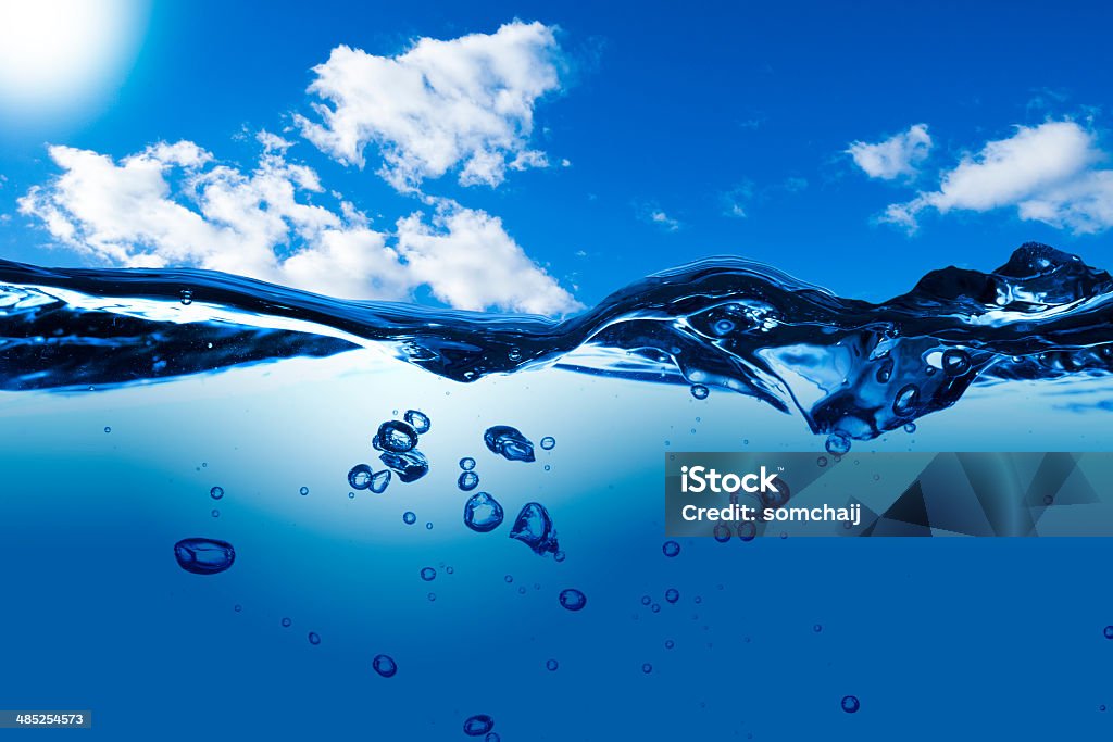 Ondas de agua en el fondo azul - Foto de stock de Agua libre de derechos