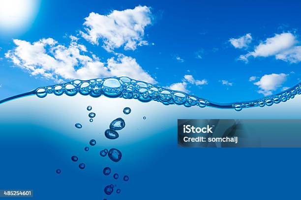 Onda De Água No Fundo Azul - Fotografias de stock e mais imagens de Ao Ar Livre - Ao Ar Livre, Azul, Bolha - Estrutura Física