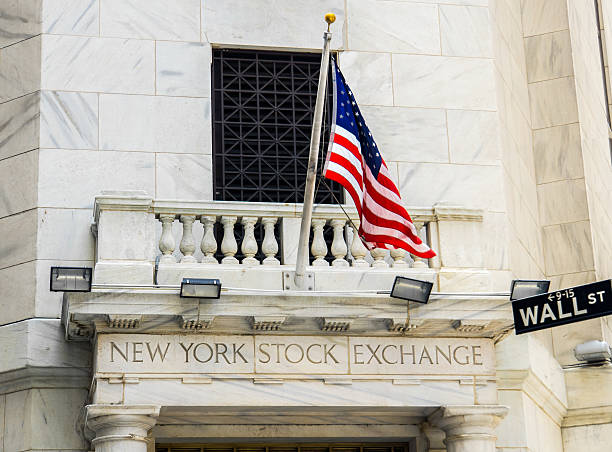 borsa di new york e a wall street - wall street stock exchange new york city new york stock exchange foto e immagini stock