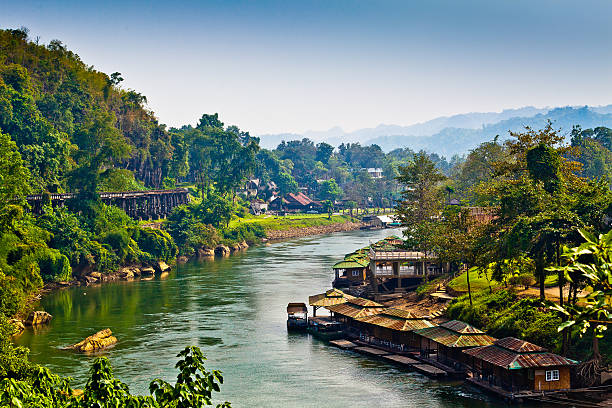 クワイ川 - kanchanaburi province ストックフォトと画像