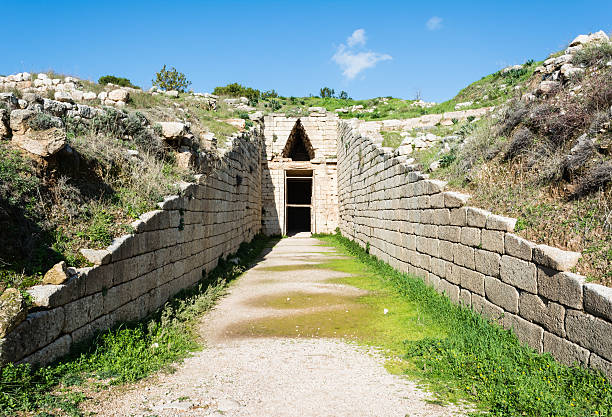 tesorería de atreus en mycenae, grecia - sentinels of the tomb fotografías e imágenes de stock