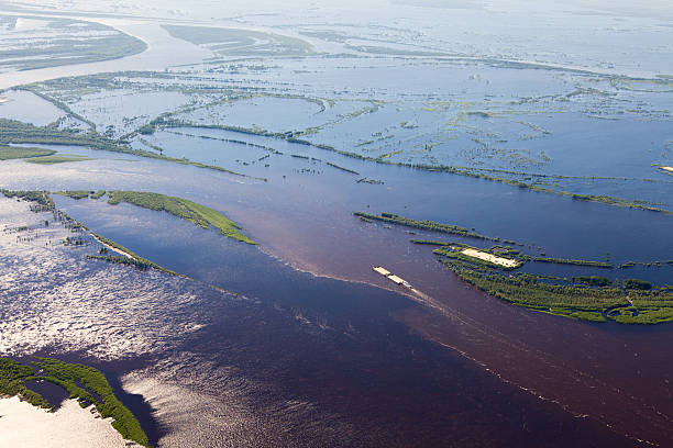 great river au printemps inondation, vue du haut - scow photos et images de collection