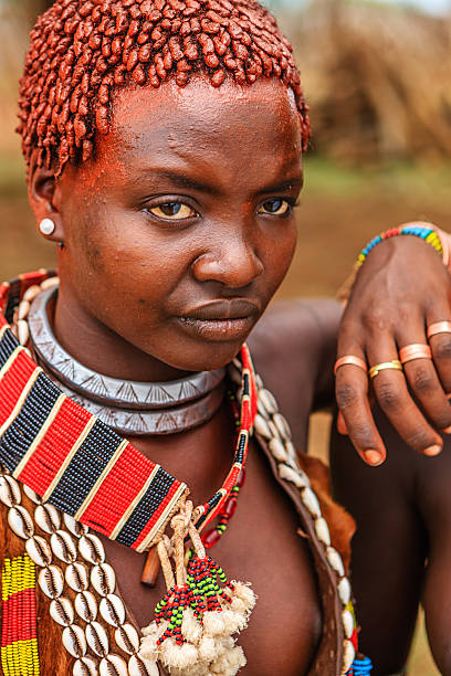 若い女性、エチオピアのハマル族、アフリカ - hamer woman ストックフォトと画像