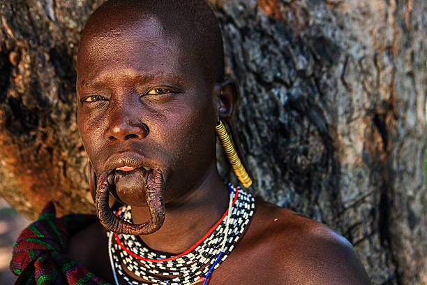 портрет женщина из племени мурси, эфиопия, африка - africa ethiopia indigenous culture african tribal culture стоковые фото и изображения