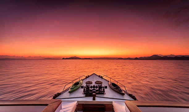 espectacular puesta de sol en el mar, en un yate de lujo - yacht sea sunrise sailing fotografías e imágenes de stock