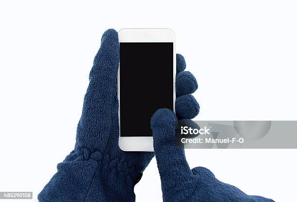 Über Den Smartphone Mit Handschuhen Stockfoto und mehr Bilder von Handschuh - Handschuh, Schutzhandschuh, Telefon