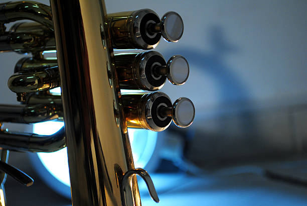 trompete detalhe - trumpet valve close up flugelhorn - fotografias e filmes do acervo