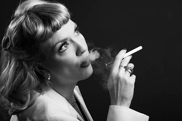 glamouröse ältere frau rauchen pensively. - smoking issues fotos stock-fotos und bilder