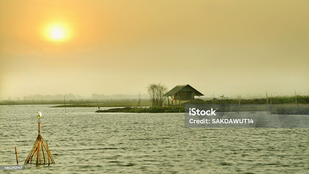 Domek na jezioro na wschód słońca - Zbiór zdjęć royalty-free (Architektura)